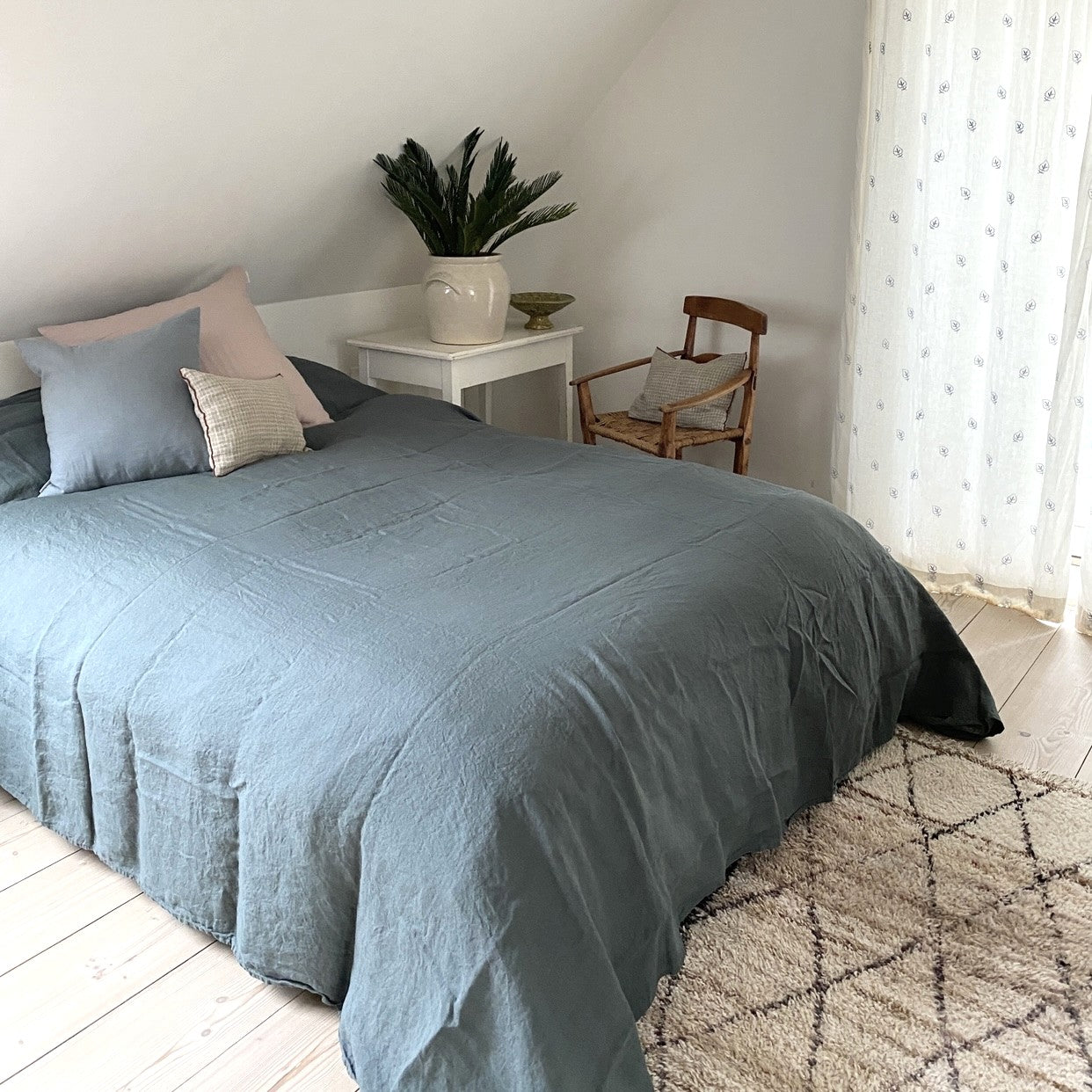 Sengetæppe hør dusty blue - 2.9 x 2.8 M