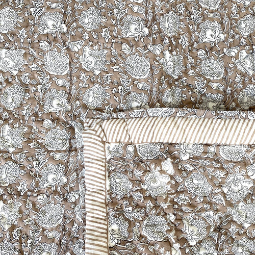 Roomers bomulds-vattæppe - Beige Flower - Size 2.25 x 2 M.